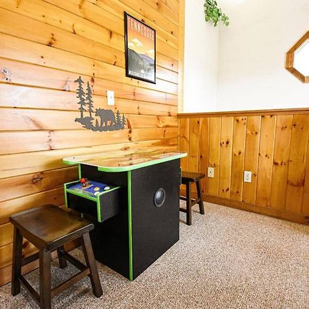 Four Private Suites - Hot Tub - Arcade - Fast Wi-Fi - One Minute To Parkway Fun ピジョンフォージ エクステリア 写真
