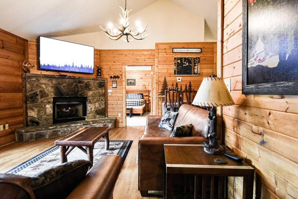 Four Private Suites - Hot Tub - Arcade - Fast Wi-Fi - One Minute To Parkway Fun ピジョンフォージ エクステリア 写真