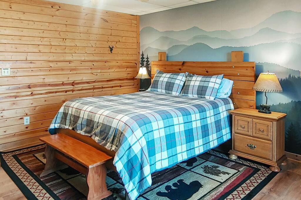 Four Private Suites - Hot Tub - Arcade - Fast Wi-Fi - One Minute To Parkway Fun ピジョンフォージ エクステリア 写真