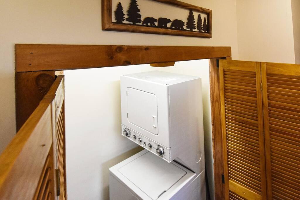 Four Private Suites - Hot Tub - Arcade - Fast Wi-Fi - One Minute To Parkway Fun ピジョンフォージ エクステリア 写真