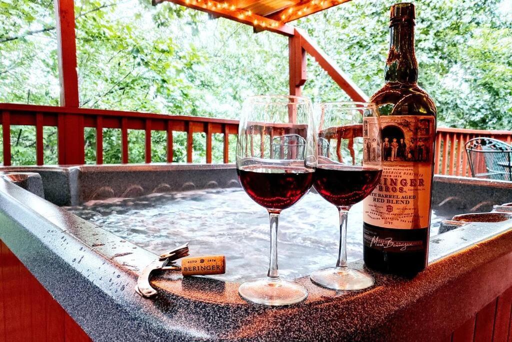 Four Private Suites - Hot Tub - Arcade - Fast Wi-Fi - One Minute To Parkway Fun ピジョンフォージ エクステリア 写真