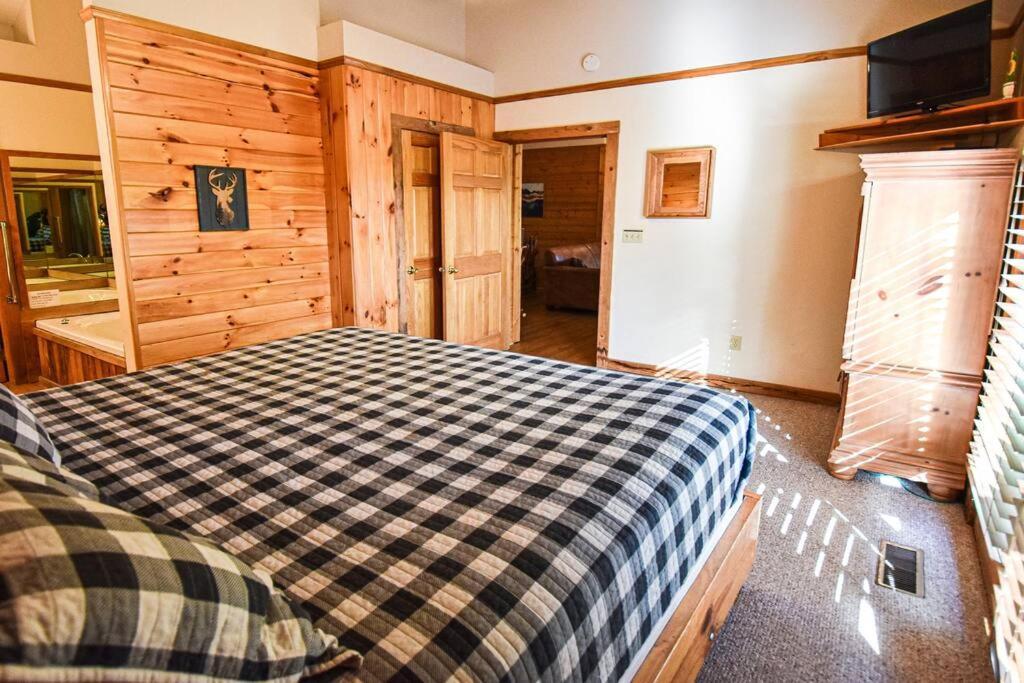Four Private Suites - Hot Tub - Arcade - Fast Wi-Fi - One Minute To Parkway Fun ピジョンフォージ エクステリア 写真