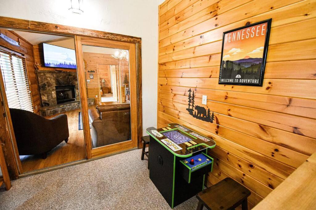 Four Private Suites - Hot Tub - Arcade - Fast Wi-Fi - One Minute To Parkway Fun ピジョンフォージ エクステリア 写真