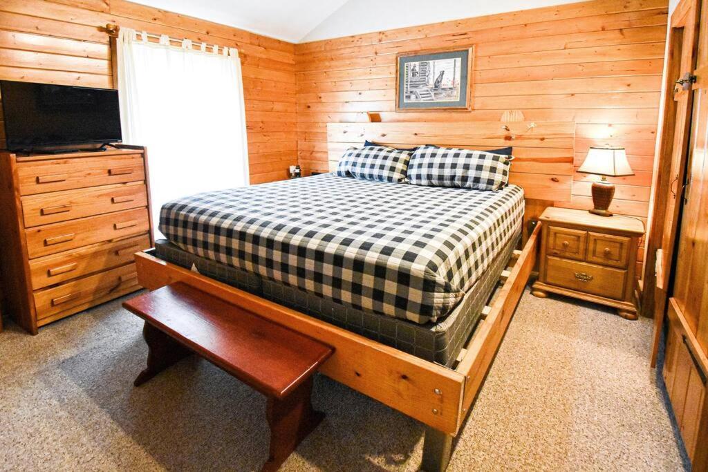 Four Private Suites - Hot Tub - Arcade - Fast Wi-Fi - One Minute To Parkway Fun ピジョンフォージ エクステリア 写真