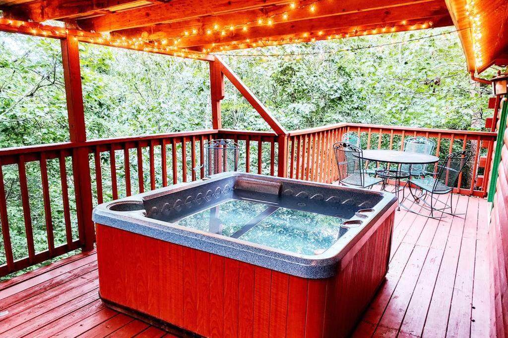 Four Private Suites - Hot Tub - Arcade - Fast Wi-Fi - One Minute To Parkway Fun ピジョンフォージ エクステリア 写真
