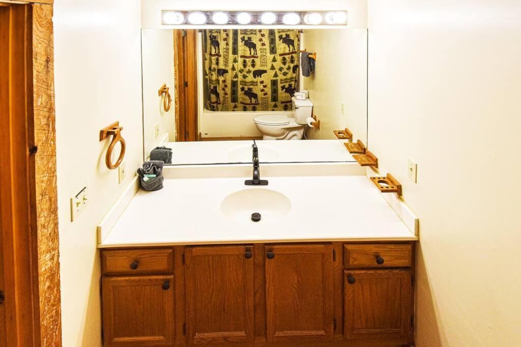 Four Private Suites - Hot Tub - Arcade - Fast Wi-Fi - One Minute To Parkway Fun ピジョンフォージ エクステリア 写真