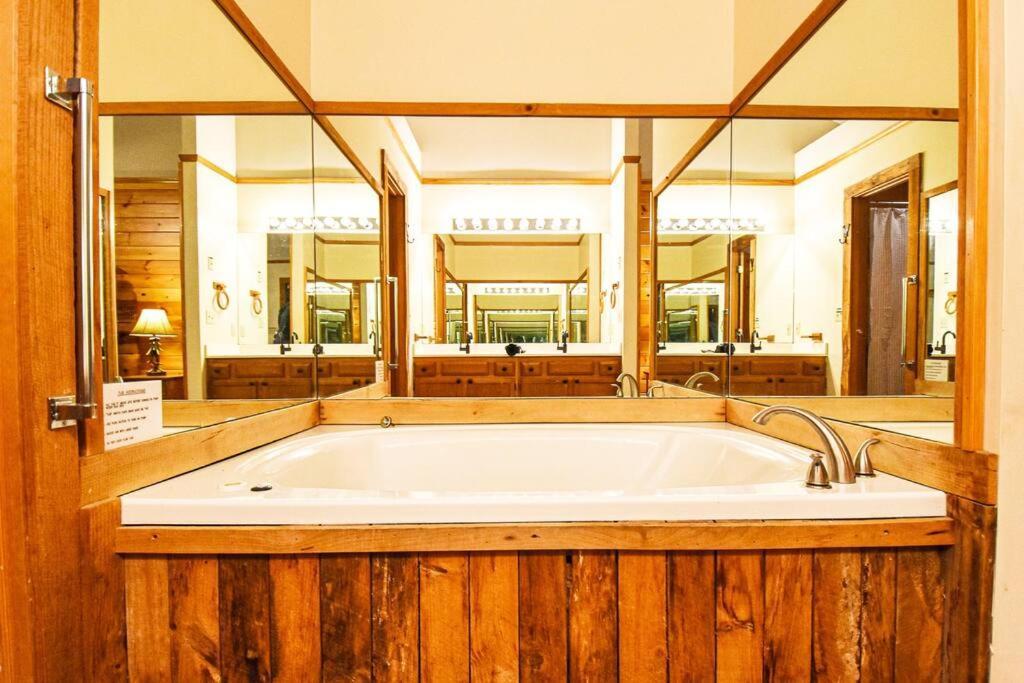 Four Private Suites - Hot Tub - Arcade - Fast Wi-Fi - One Minute To Parkway Fun ピジョンフォージ エクステリア 写真