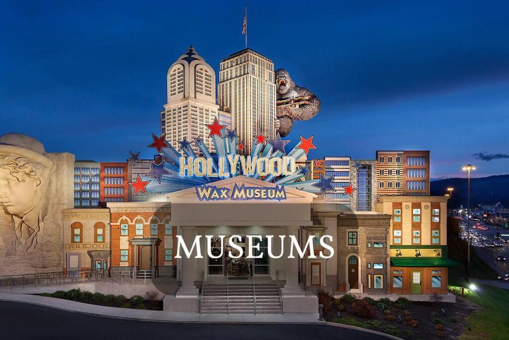 Four Private Suites - Hot Tub - Arcade - Fast Wi-Fi - One Minute To Parkway Fun ピジョンフォージ エクステリア 写真