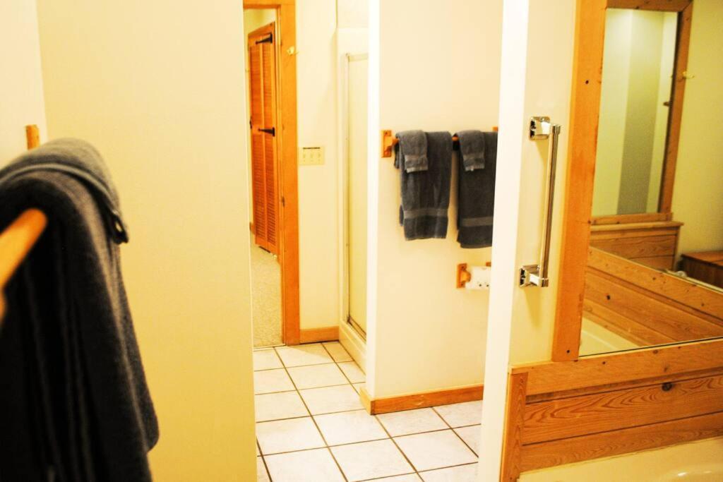 Four Private Suites - Hot Tub - Arcade - Fast Wi-Fi - One Minute To Parkway Fun ピジョンフォージ エクステリア 写真