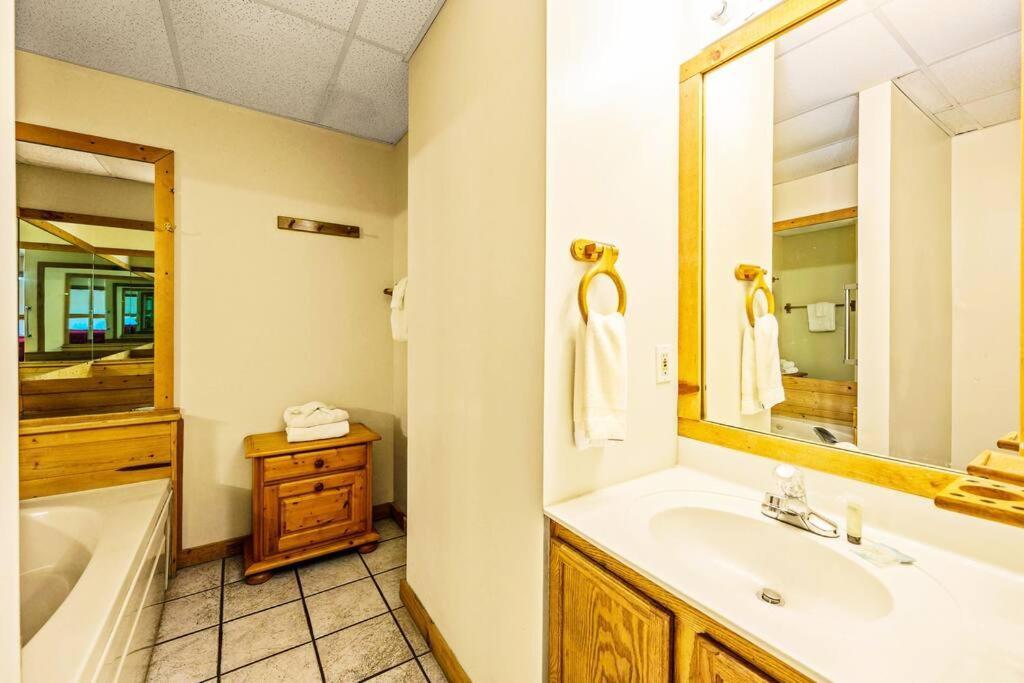 Four Private Suites - Hot Tub - Arcade - Fast Wi-Fi - One Minute To Parkway Fun ピジョンフォージ エクステリア 写真