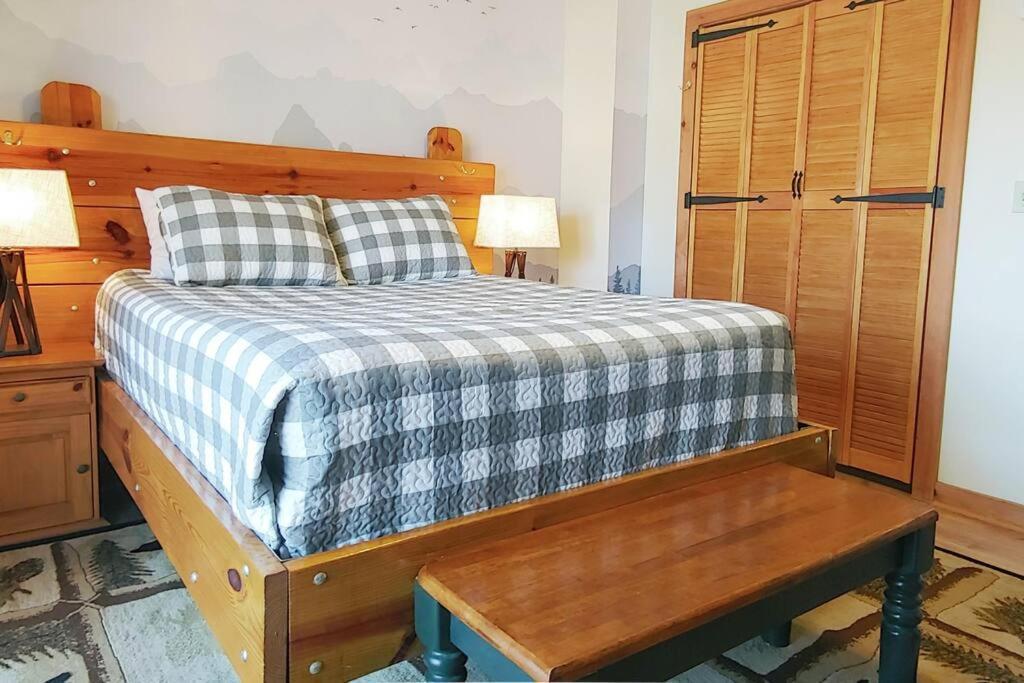 Four Private Suites - Hot Tub - Arcade - Fast Wi-Fi - One Minute To Parkway Fun ピジョンフォージ エクステリア 写真