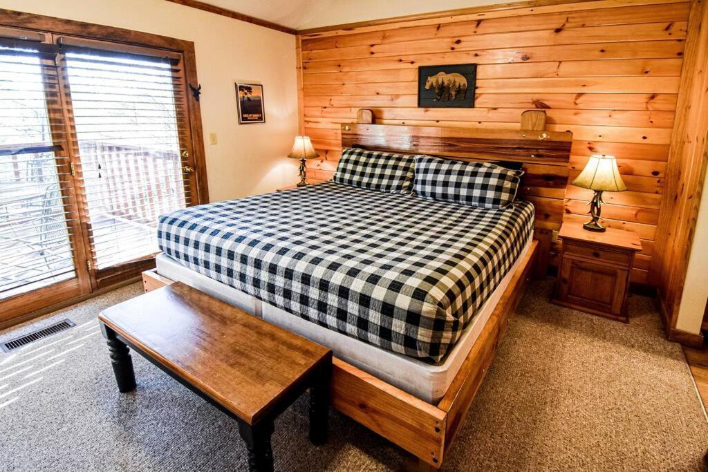 Four Private Suites - Hot Tub - Arcade - Fast Wi-Fi - One Minute To Parkway Fun ピジョンフォージ エクステリア 写真