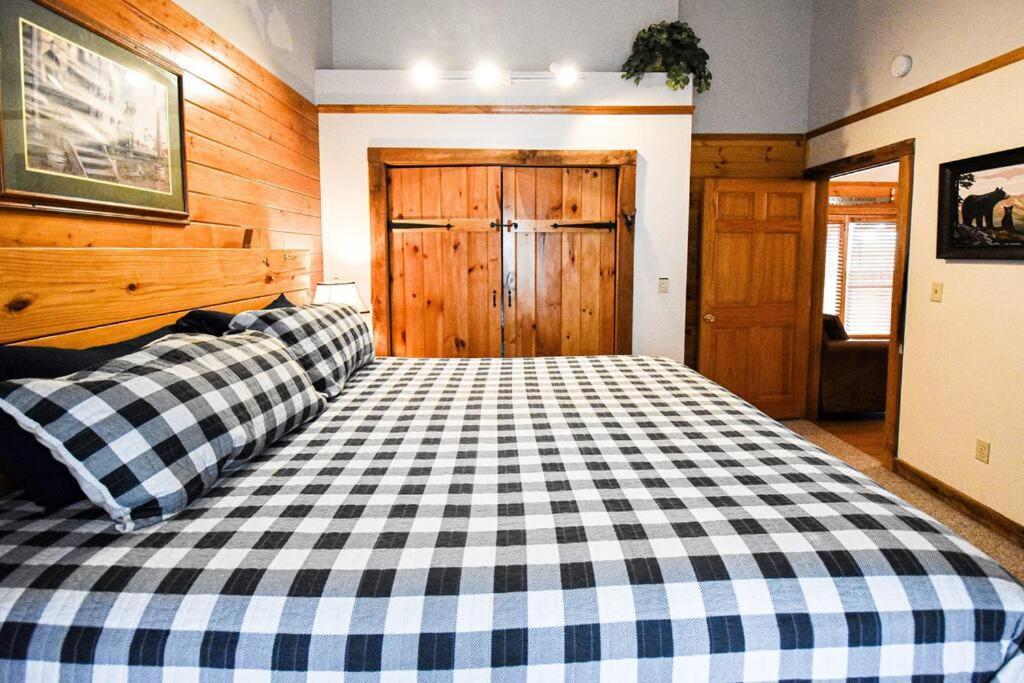 Four Private Suites - Hot Tub - Arcade - Fast Wi-Fi - One Minute To Parkway Fun ピジョンフォージ エクステリア 写真