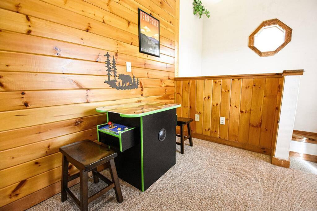 Four Private Suites - Hot Tub - Arcade - Fast Wi-Fi - One Minute To Parkway Fun ピジョンフォージ エクステリア 写真