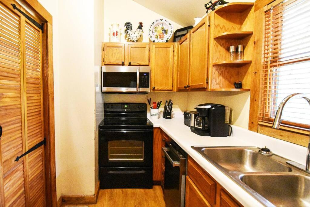 Four Private Suites - Hot Tub - Arcade - Fast Wi-Fi - One Minute To Parkway Fun ピジョンフォージ エクステリア 写真