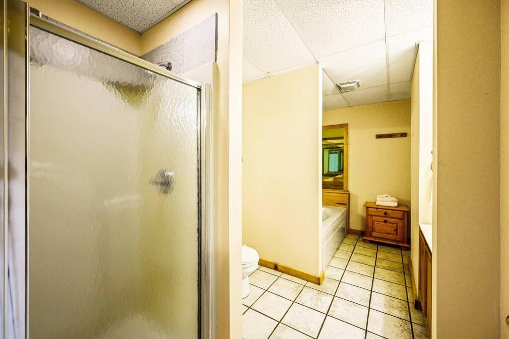 Four Private Suites - Hot Tub - Arcade - Fast Wi-Fi - One Minute To Parkway Fun ピジョンフォージ エクステリア 写真