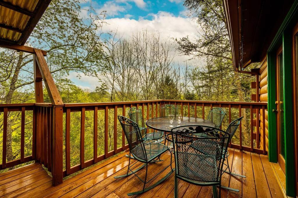 Four Private Suites - Hot Tub - Arcade - Fast Wi-Fi - One Minute To Parkway Fun ピジョンフォージ エクステリア 写真